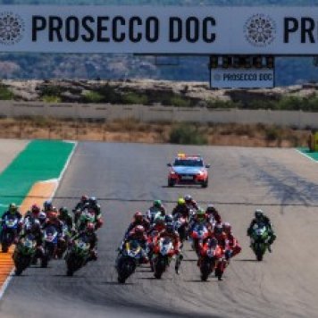 wsbk_rac1_v2__57044_jdr_r4_action_slide